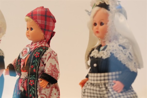Image of traditional Dutch costume dolls - red and white.